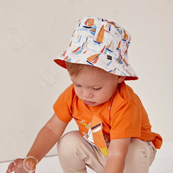 παιδικό-καπέλο-αγόρι-mayoral-22-10181-036-διπλής-όψης-λευκό-εκρού-μπλε-πορτοκαλί-1
