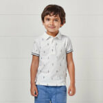 παιδικό-πόλο-αγόρι-mayoral-22-03107-093-λευκό-σταμπωτό-κοντομάνικο-μπλουζάκι-polo-μπλούζα-κοντομάνικη-1